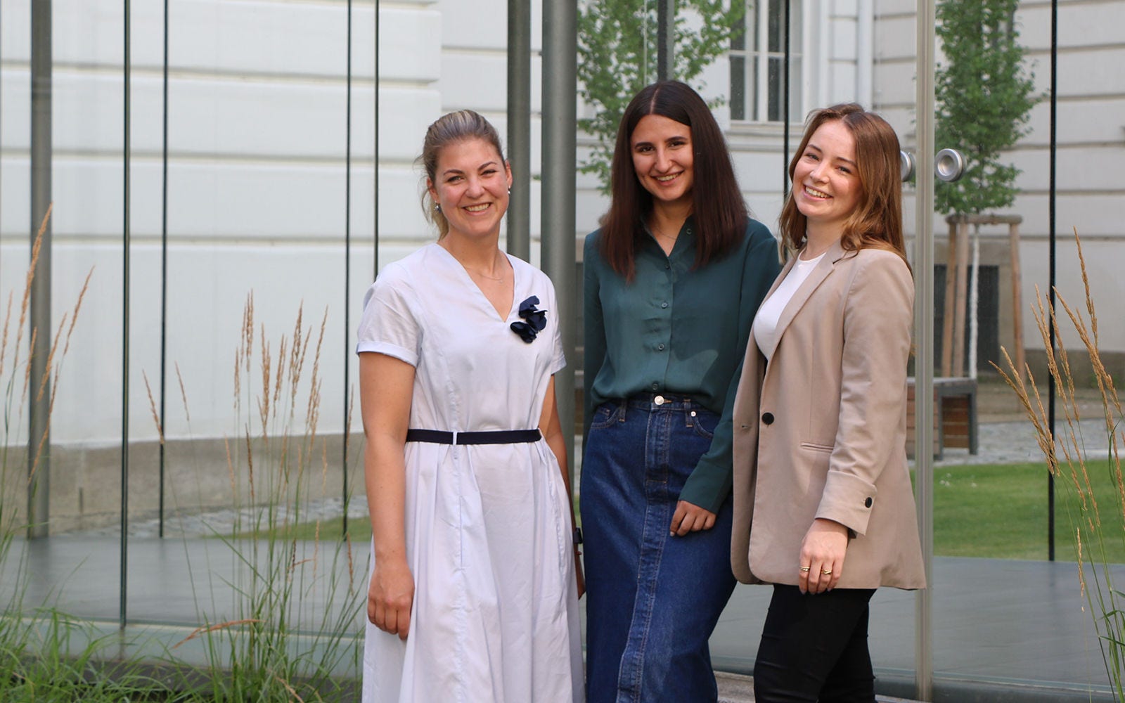 Madita (links) mit ihren Kolleginnen Ivana und Franziska im Innenhof am KPMG Standort Wien